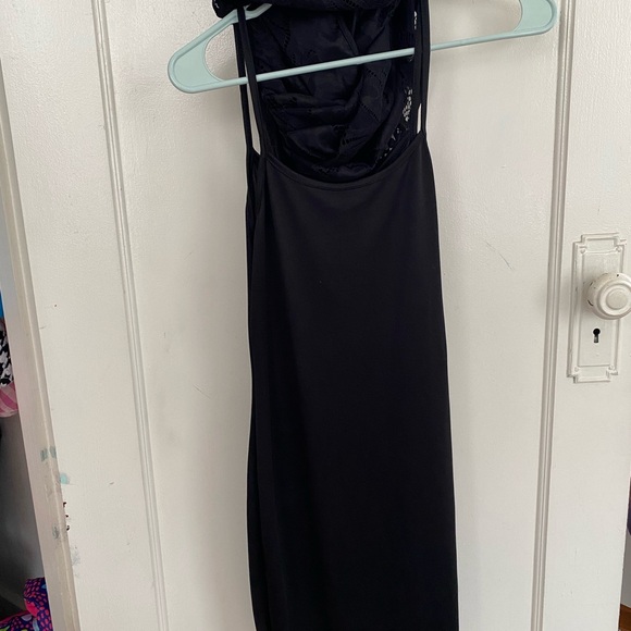 Elegant Black Lace Dress - Picture 3 of 3